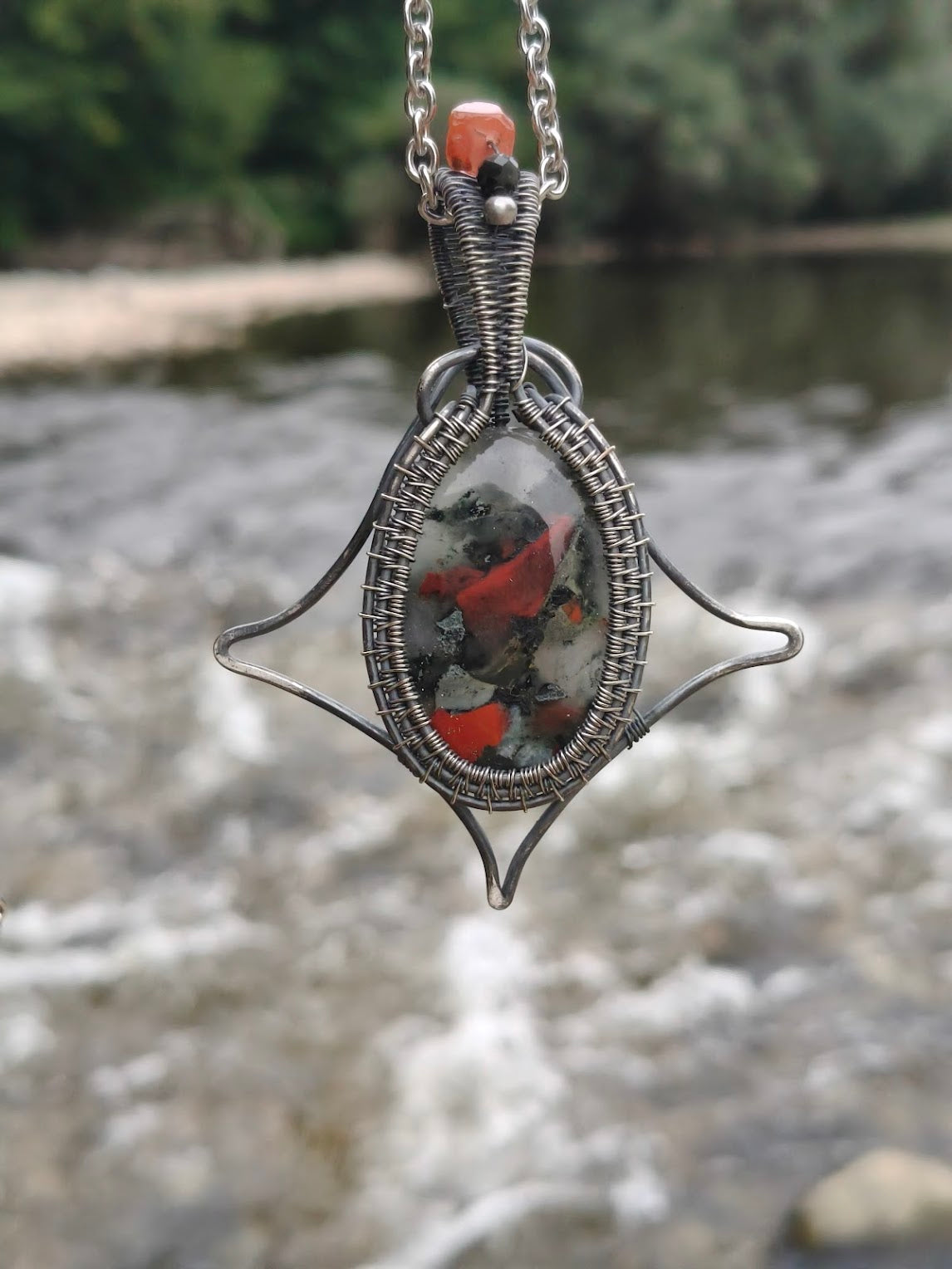 Colgante de piedra de sangre: envoltura de cobre bañada en plata con obsidiana y cornalina