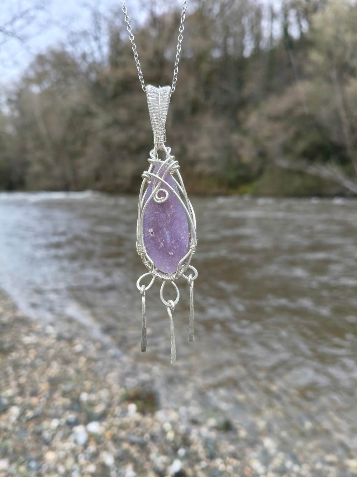 Colgante de cobre bañado en plata: piedra lavanda y amatista