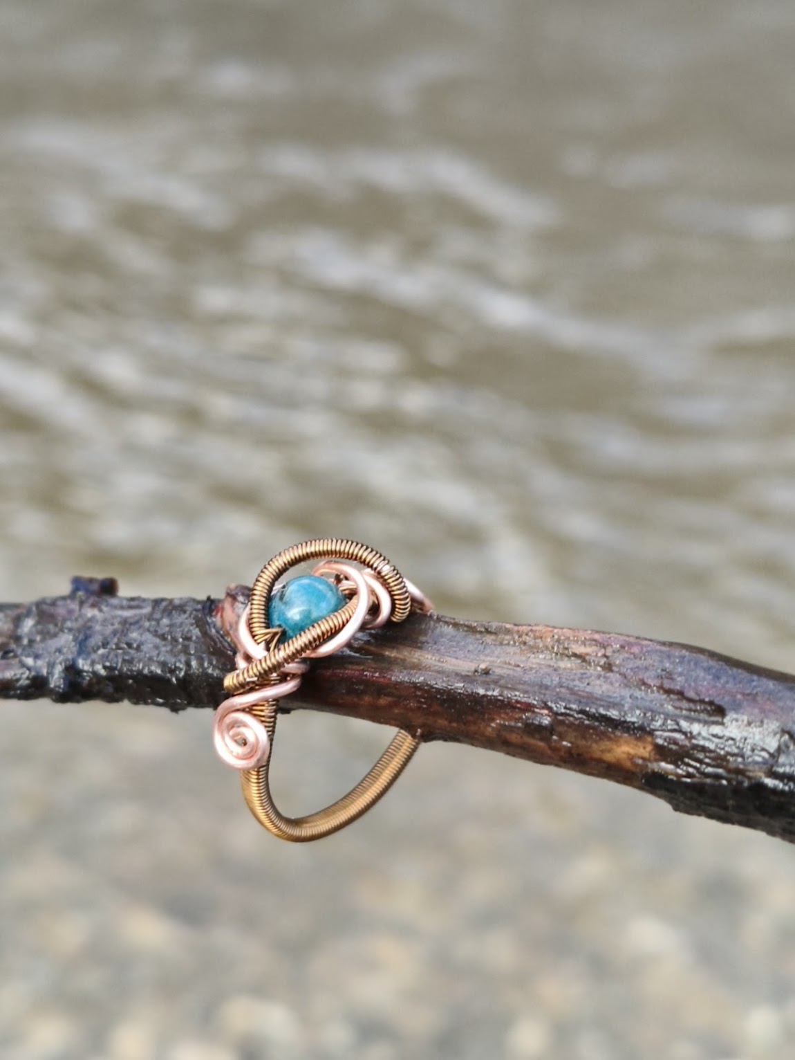 Anillo de cobre cálido – Apatita azul