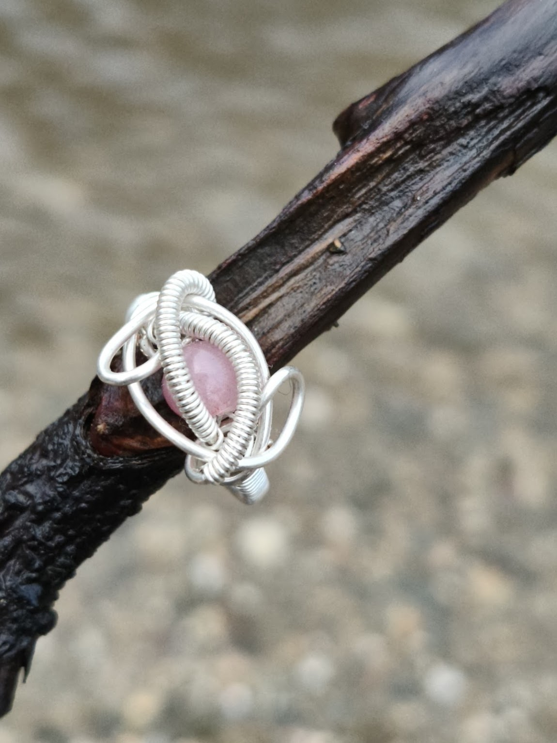 Anillo de plata entrelazada – Cuarzo rosa floreciente