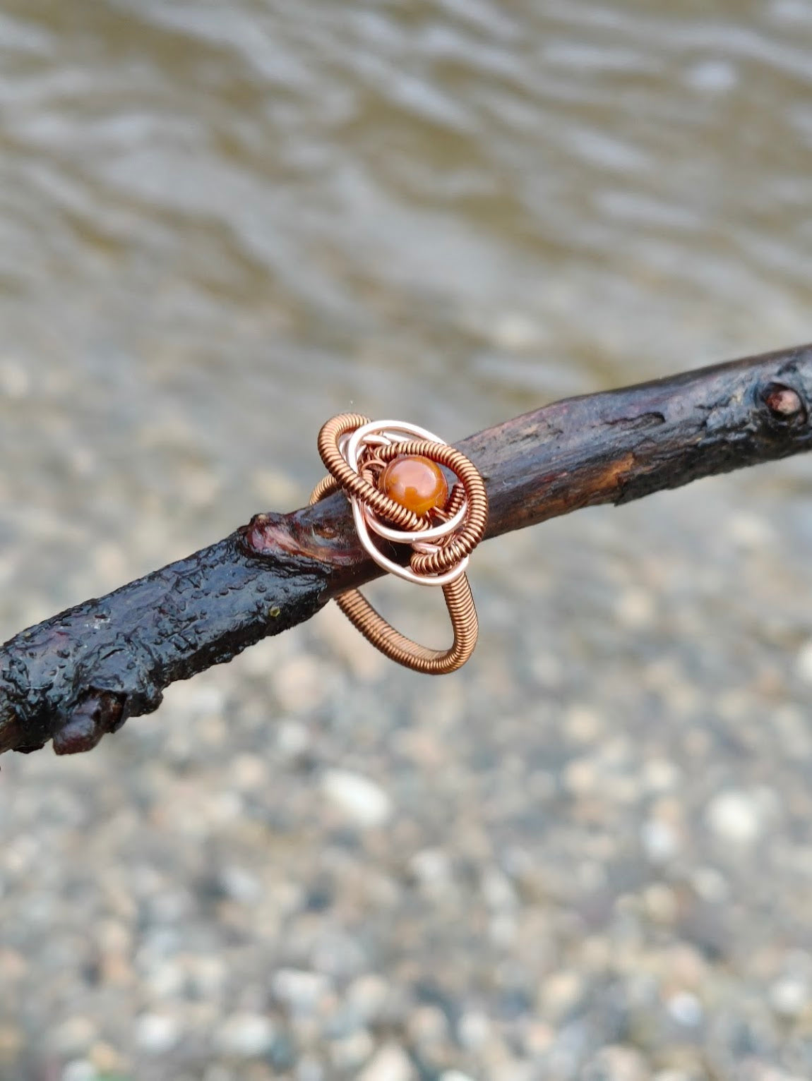 Anillo de cobre cálido tejido – Piedra de corazón de cornalina