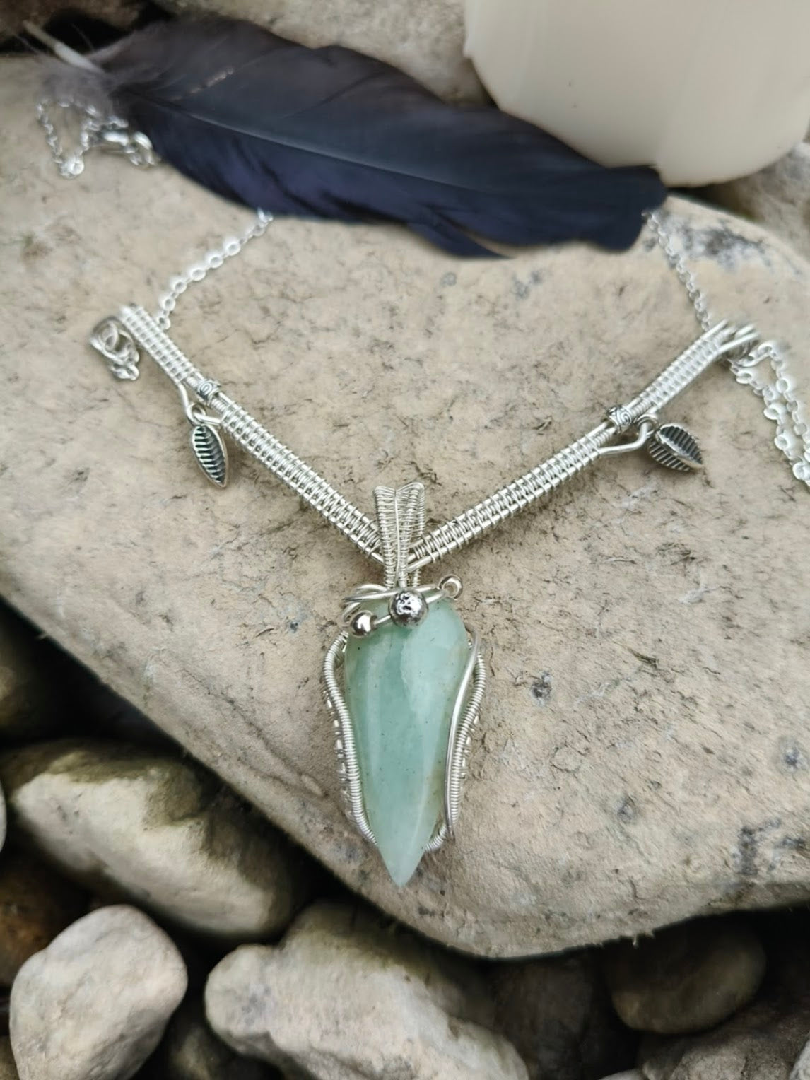 Colgante de crisoprasa con dijes de hojas – Envoltura de cobre bañada en plata