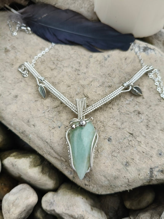 Colgante de crisoprasa con dijes de hojas – Envoltura de cobre bañada en plata