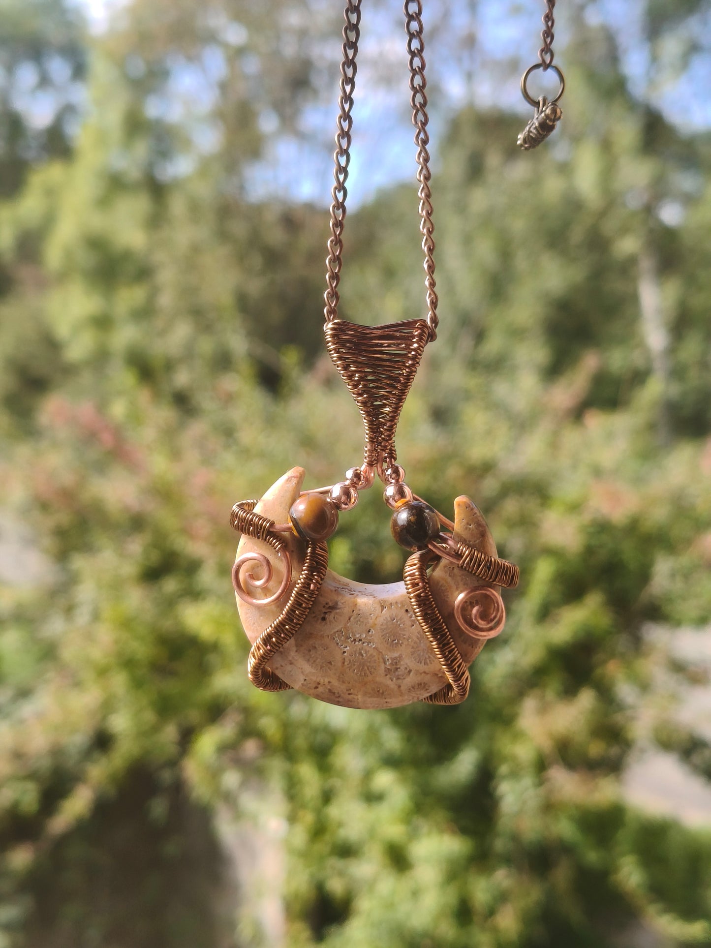 Colgante de cobre cálido: coral fósil, luna y ojo de tigre