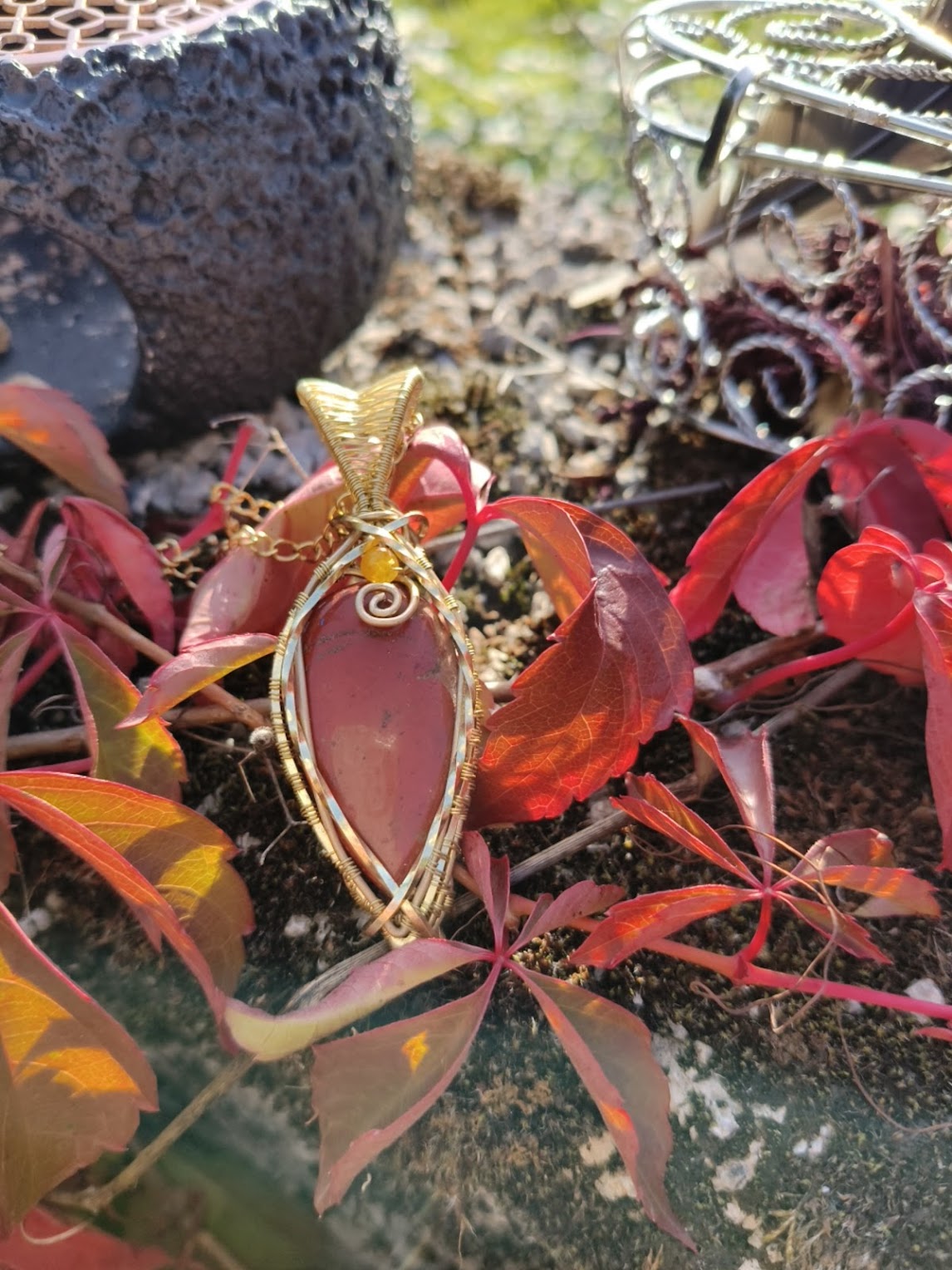 Colgante de alambre dorado de latón – Jaspe rojo y jade amarillo