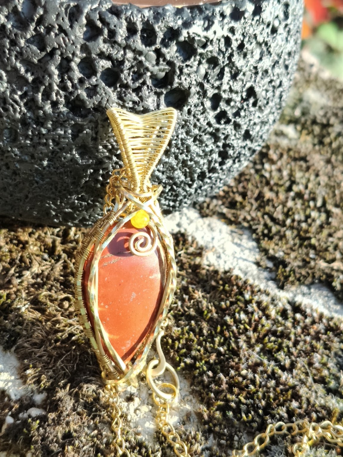 Colgante de alambre dorado de latón – Jaspe rojo y jade amarillo