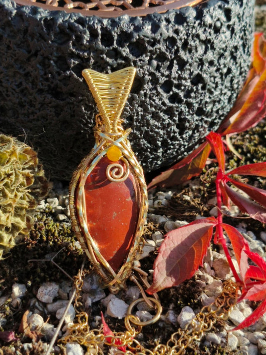Colgante de alambre dorado de latón – Jaspe rojo y jade amarillo