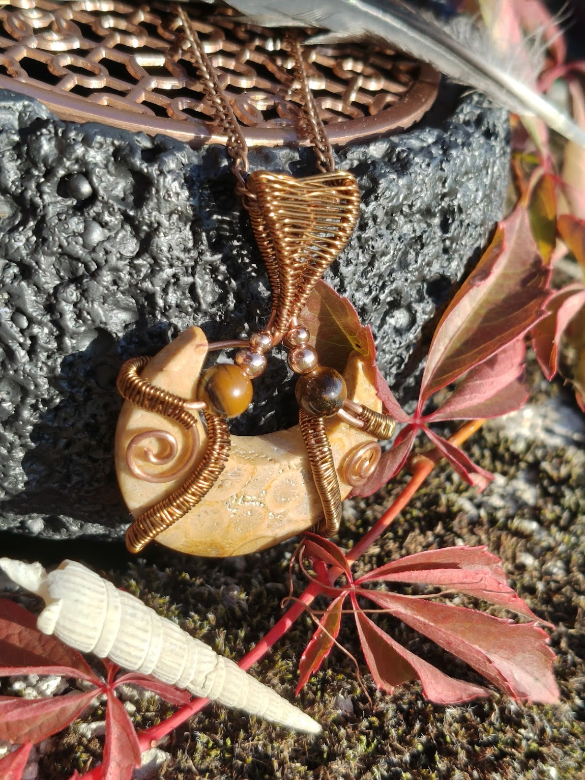 Colgante de cobre cálido: coral fósil, luna y ojo de tigre