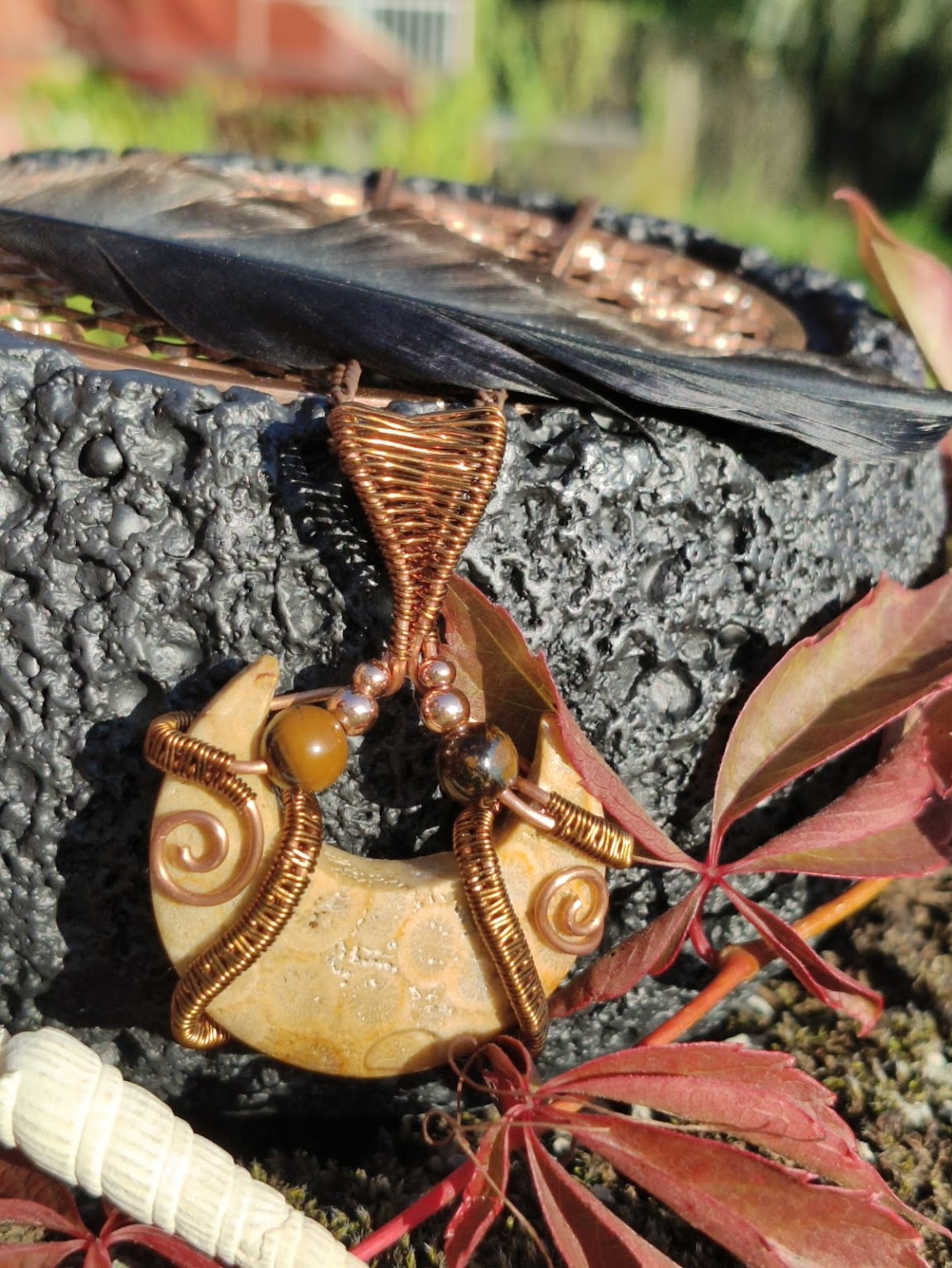 Colgante de cobre cálido: coral fósil, luna y ojo de tigre