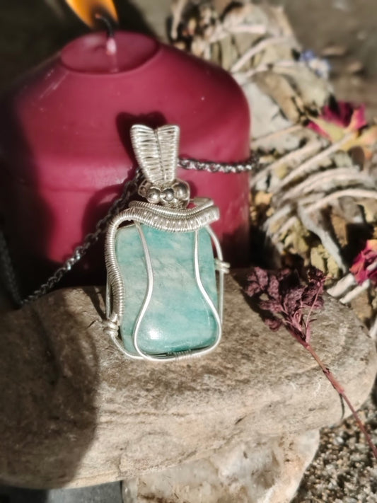 Colgante de crisoprasa con envoltura de cobre relleno de plata