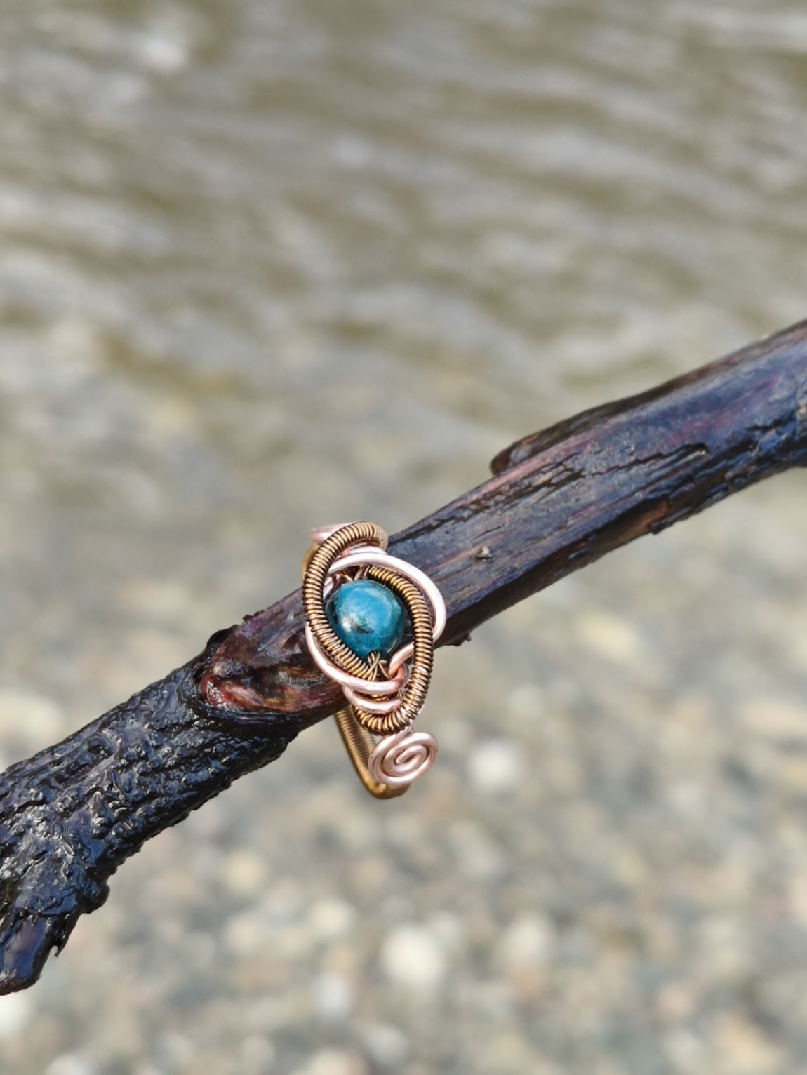 Anillo de cobre cálido – Apatita azul