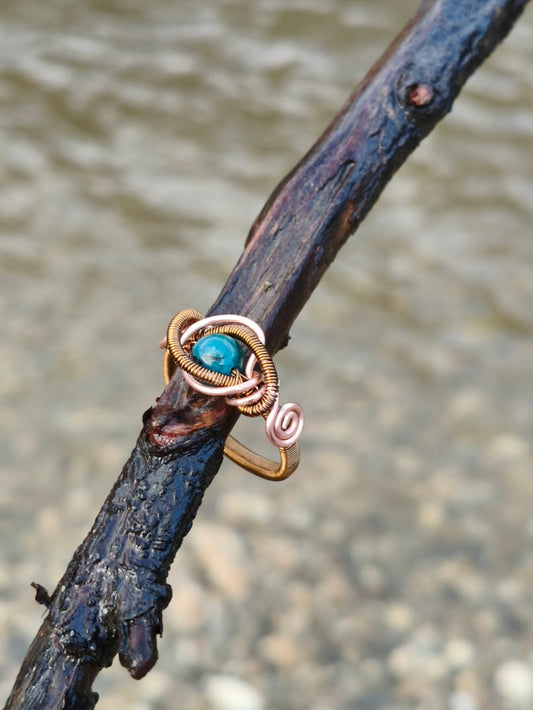 Anillo de cobre cálido – Apatita azul