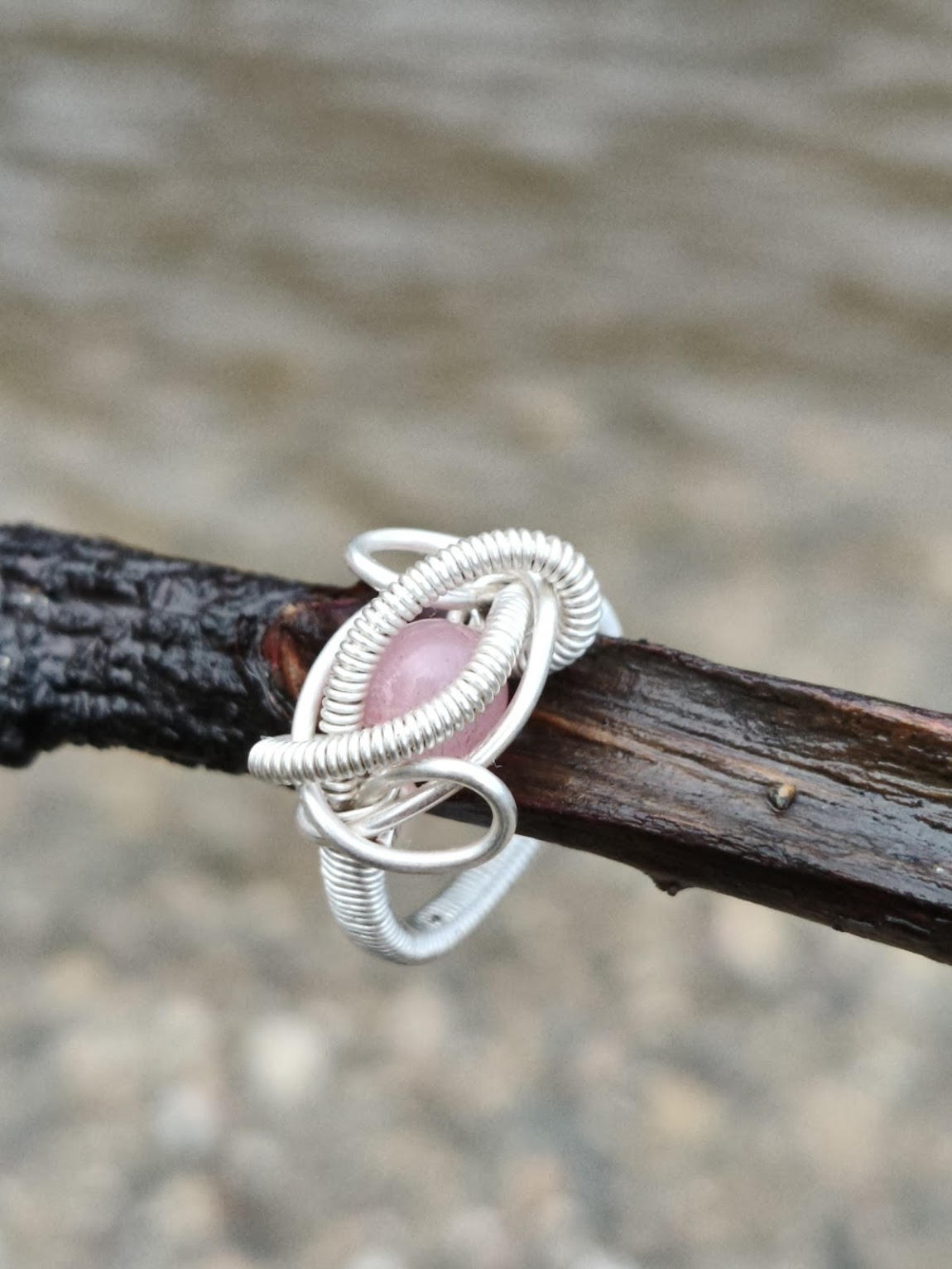 Anillo de plata entrelazada – Cuarzo rosa floreciente