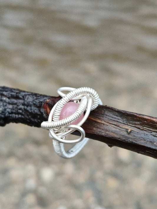 Anillo de plata entrelazada – Cuarzo rosa floreciente