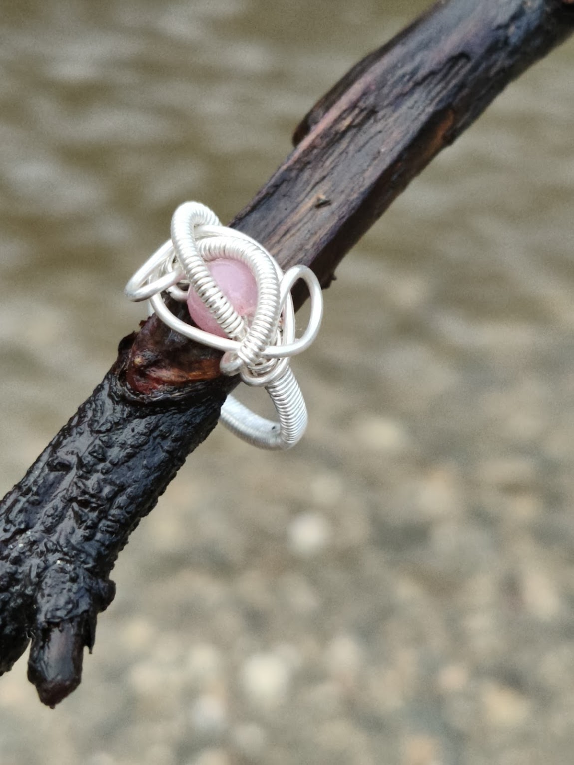 Anillo de plata entrelazada – Cuarzo rosa floreciente