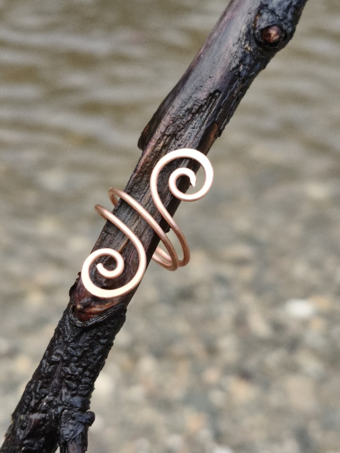 Anillo espiral de cobre cálido