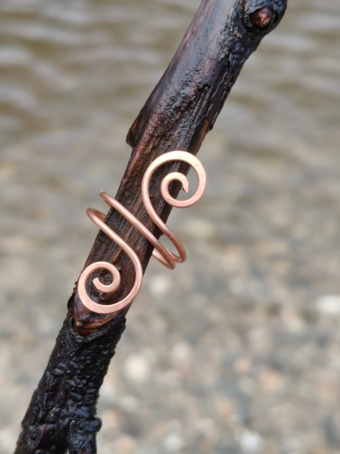 Anillo espiral de cobre cálido