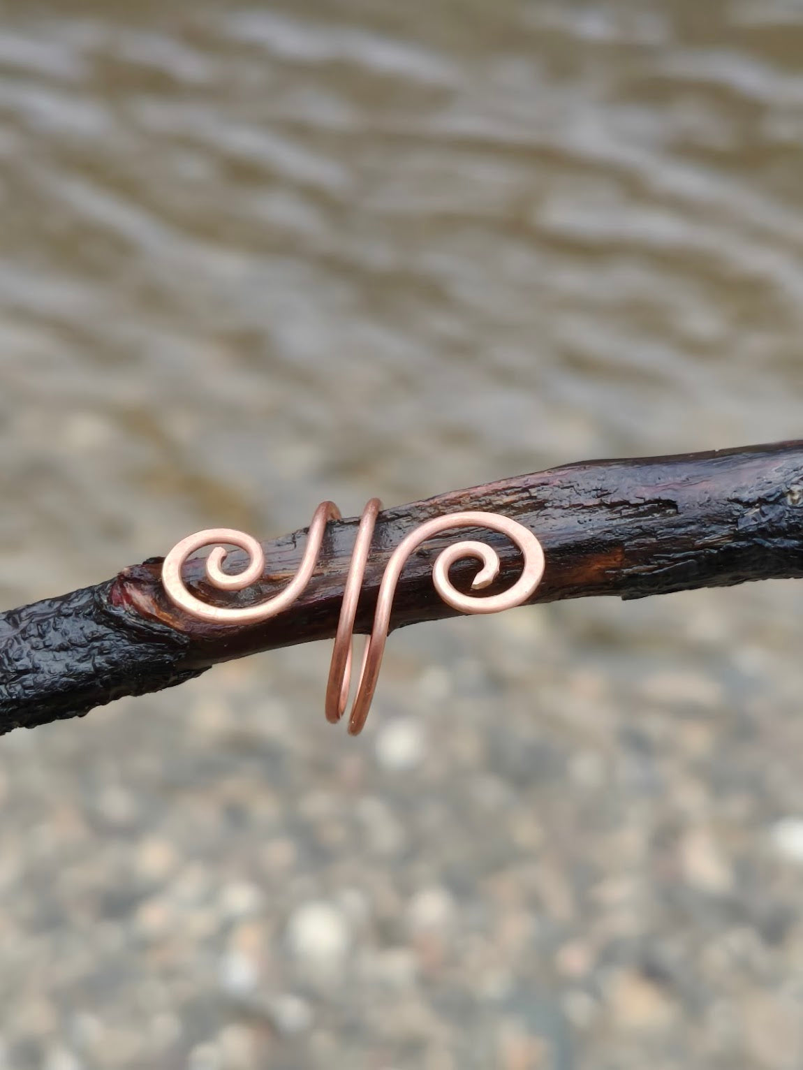 Anillo espiral de cobre cálido