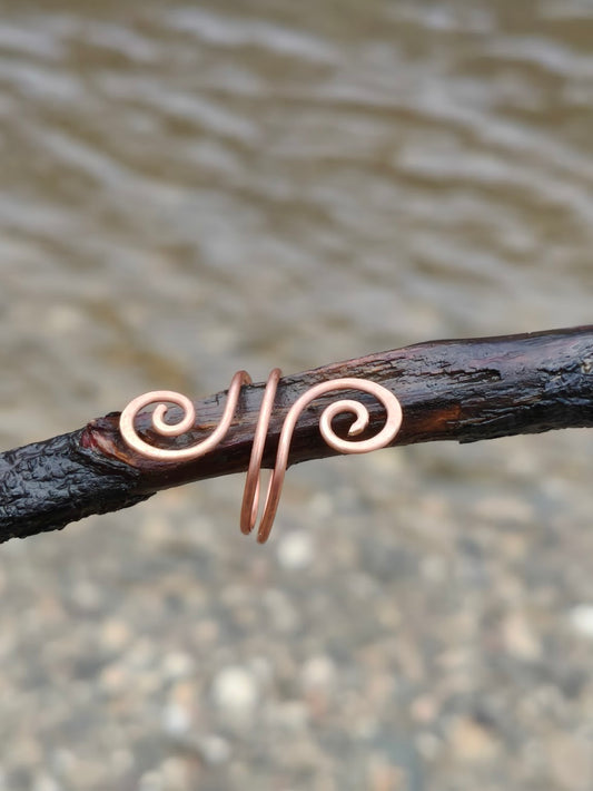 Anillo espiral de cobre cálido