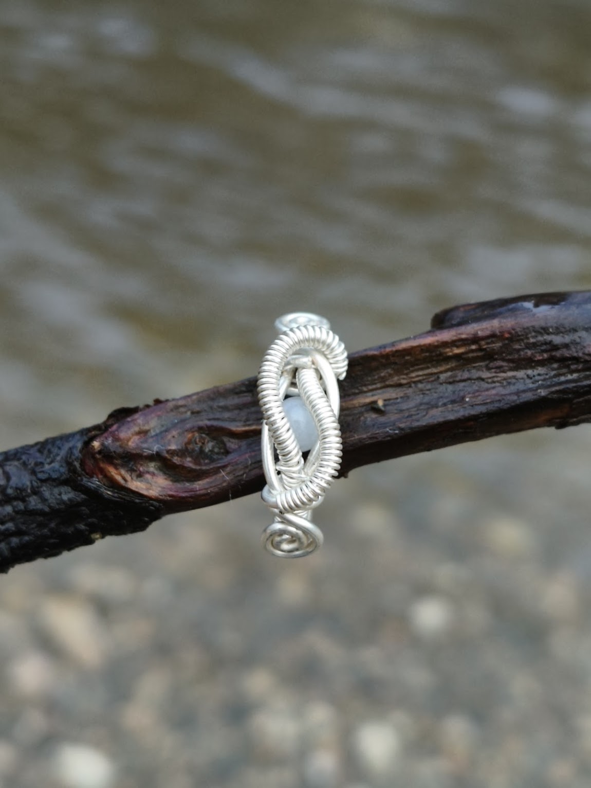 Anillo de plata entrelazada – Susurro de aguamarina