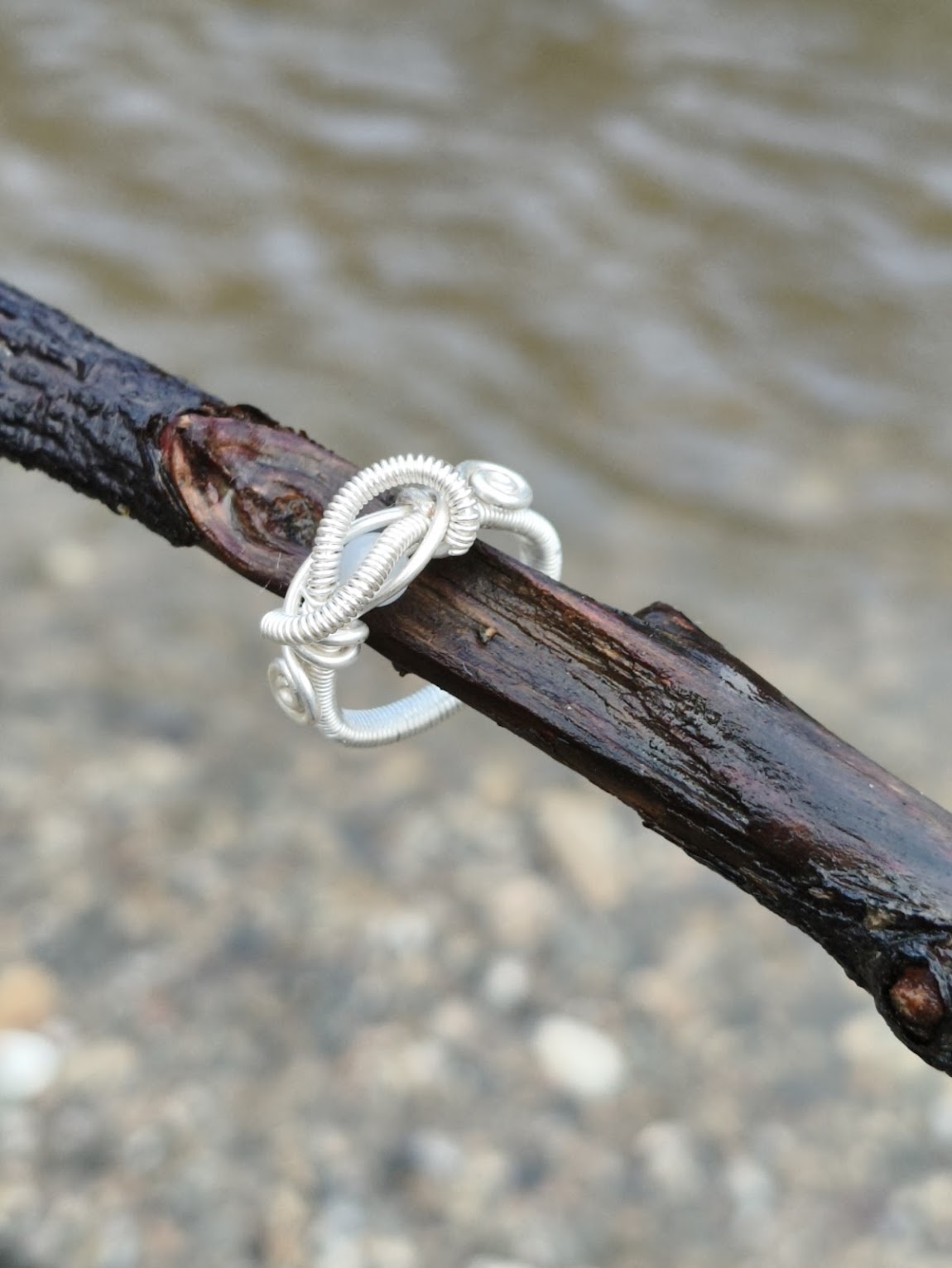 Anillo de plata entrelazada – Susurro de aguamarina