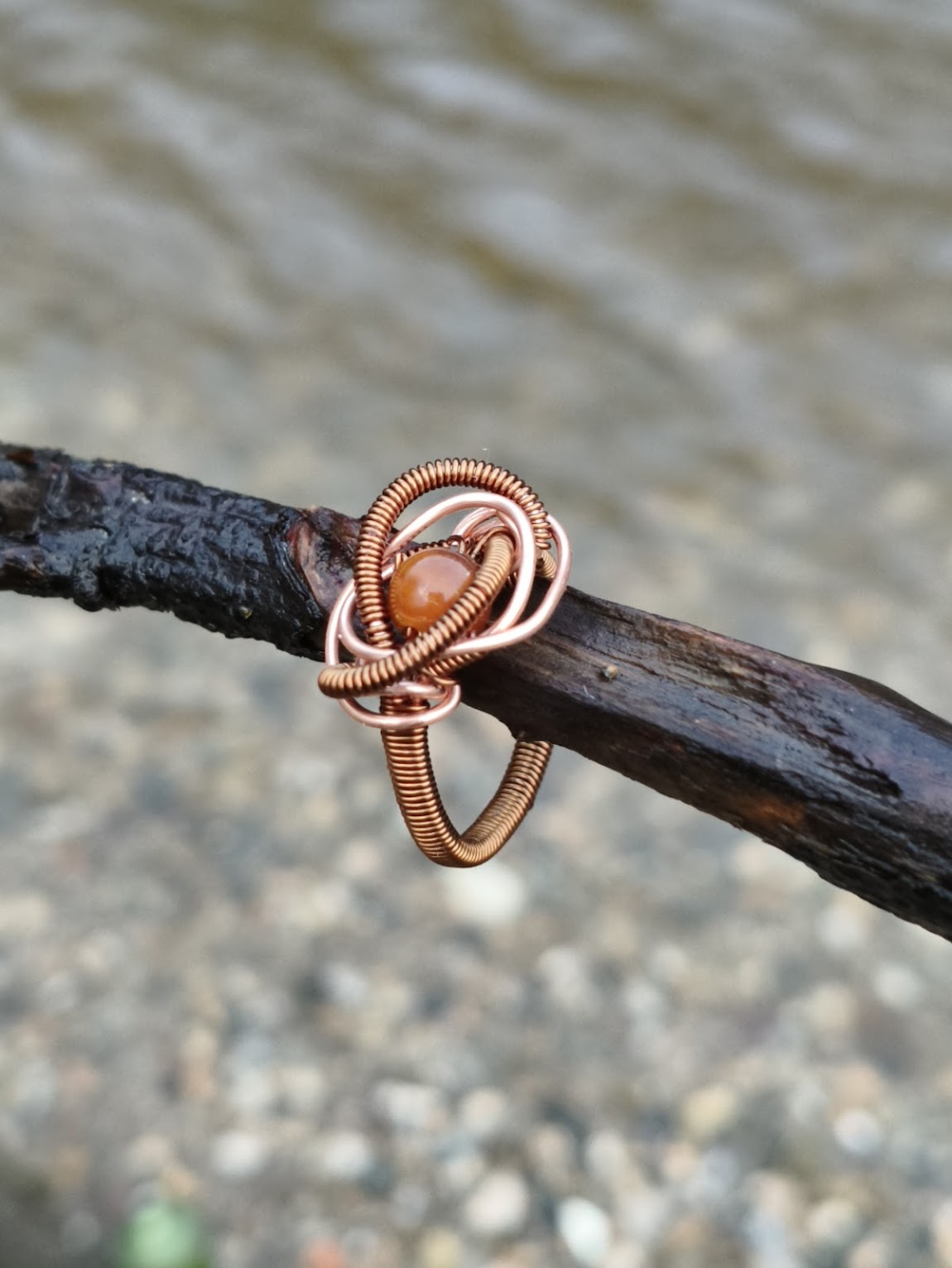 Anillo de cobre cálido tejido – Piedra de corazón de cornalina