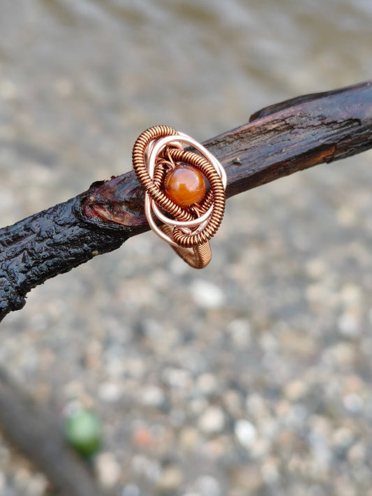 Anillo de cobre cálido tejido – Piedra de corazón de cornalina