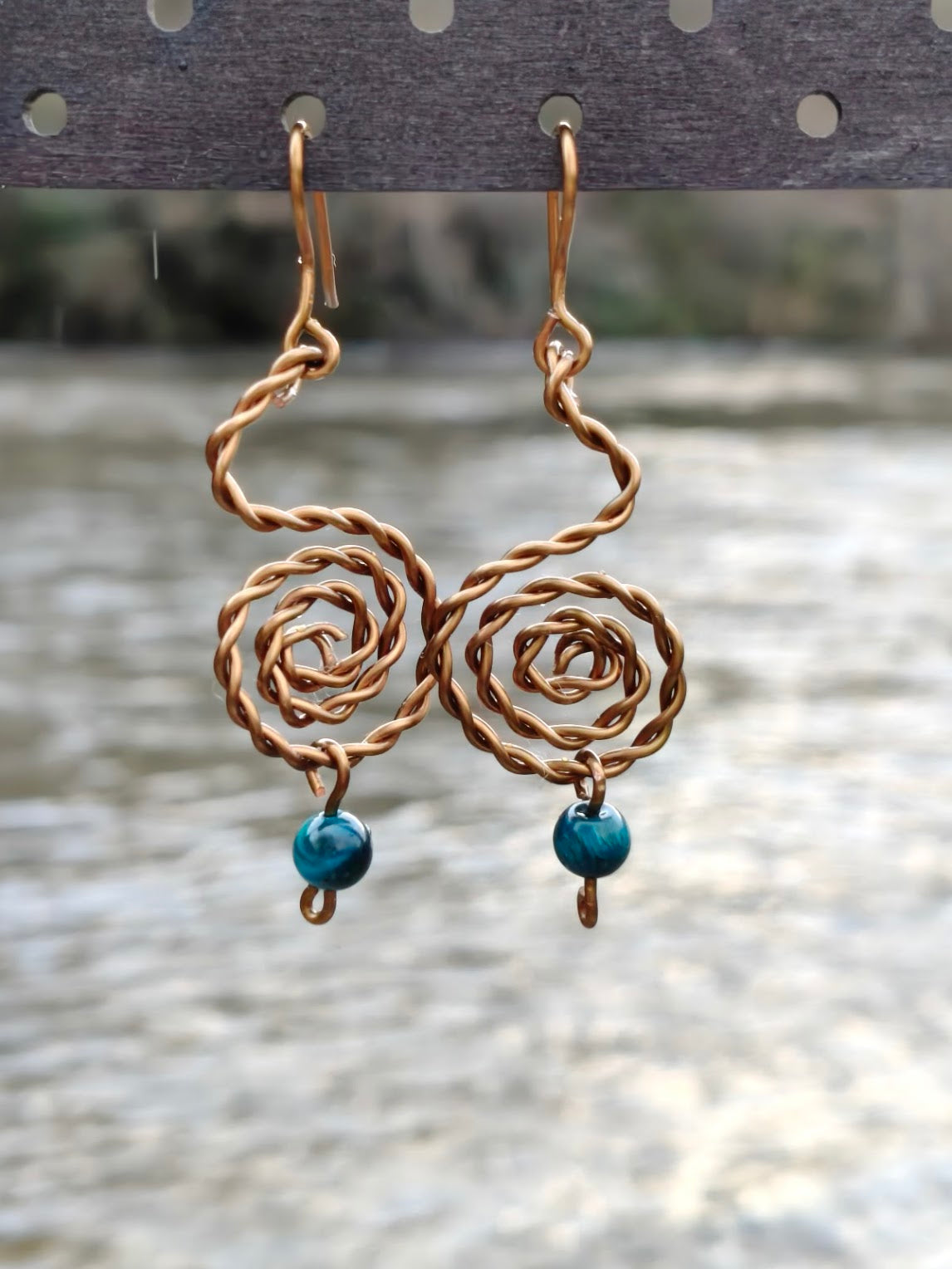 Pendientes de cobre antideslustre: espirales de ojo de tigre azul