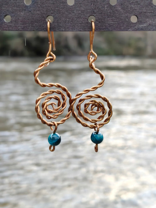 Pendientes de cobre antideslustre: espirales de ojo de tigre azul