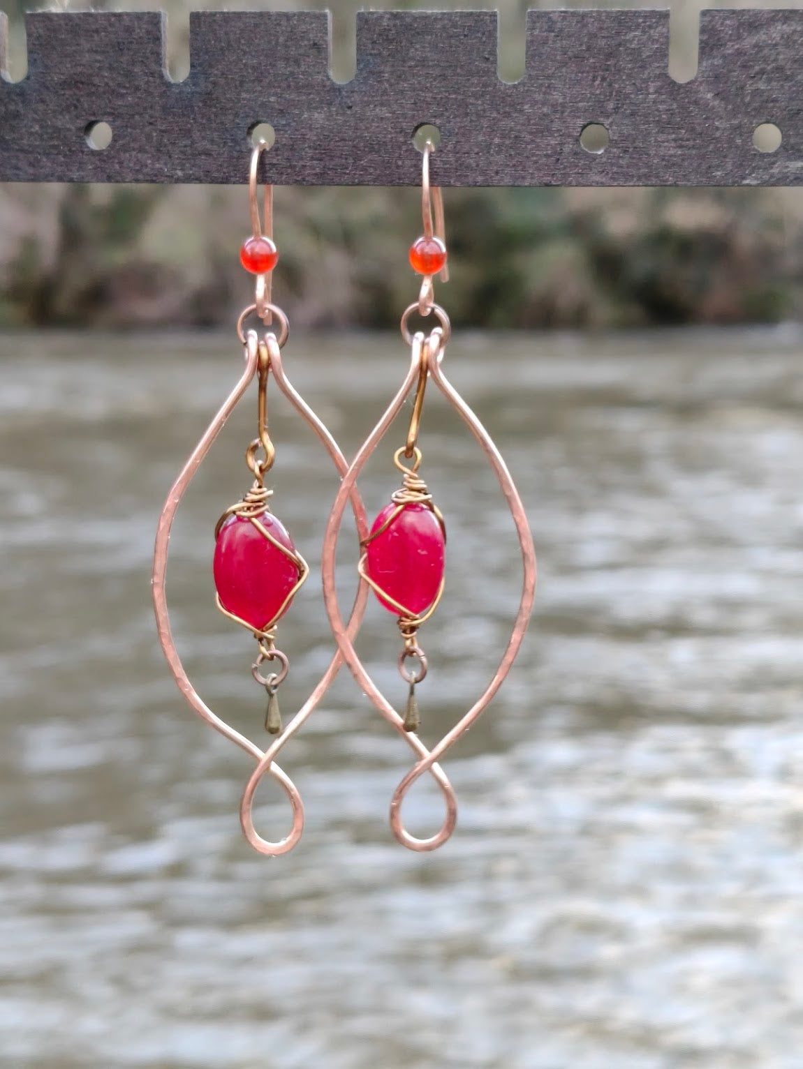 Pendientes de cobre cálido: cornalina y cristal