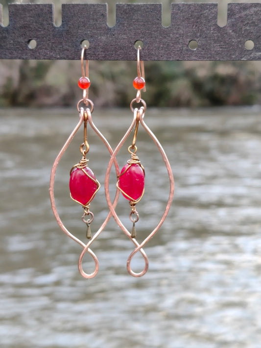 Pendientes de cobre cálido: cornalina y cristal