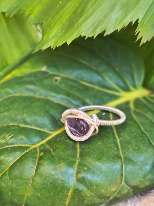 Anillo de amatista con velo violeta